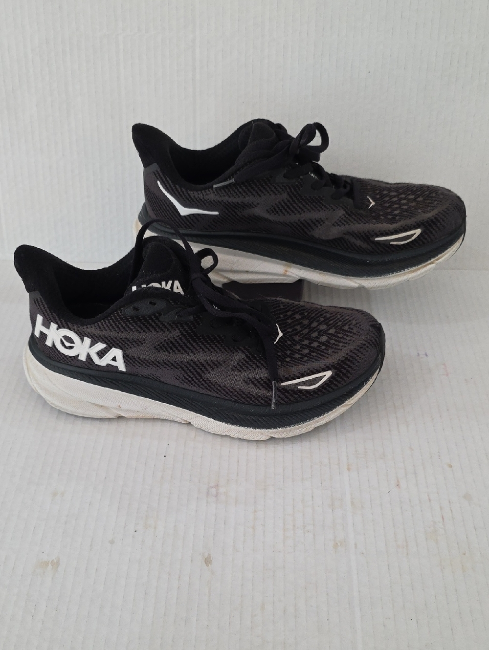 Hoka Clifton 9 Womens Black and White Lightweight Running Shoes Size 7.5 B